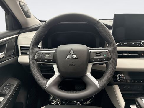 Used 2025 Mitsubishi Outlander SE AWD/4WD image 12