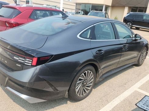 Used 2025 Hyundai Sonata Limited FWD image 4