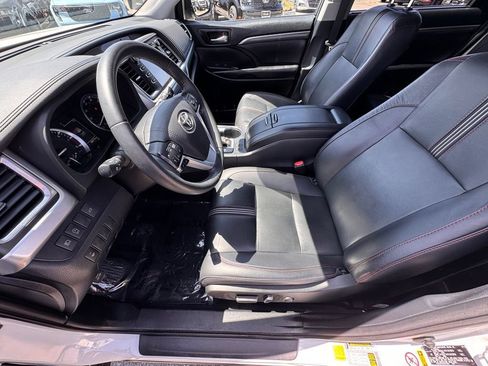 Used 2019 Toyota Highlander SE FWD image 18