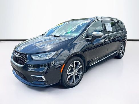 Used 2024 Chrysler Pacifica Pinnacle FWD image 4