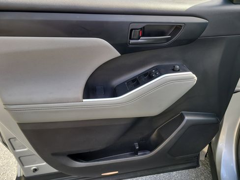 Used 2024 Toyota Highlander LE image 19