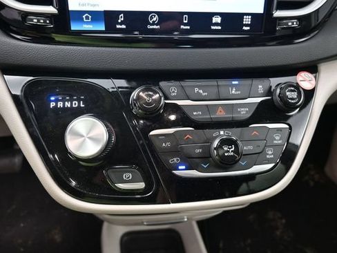 Used 2024 Chrysler Pacifica Touring-L FWD image 25