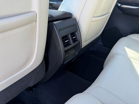 Used 2023 Cadillac XT4 Sport w/ LPO, ONYX Package FWD image 12