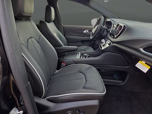 New 2026 Chrysler Pacifica Limited w/ Trailer Tow Group image 33