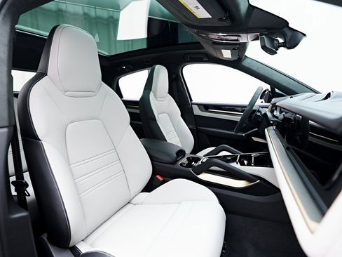 Used 2025 Porsche Cayenne GTS image 49