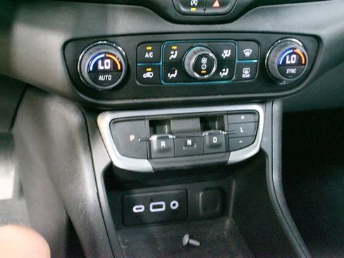 Used 2024 GMC Terrain SLE w/ Driver Convenience Package FWD image 19