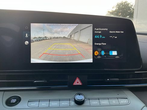 Used 2025 Hyundai Elantra Limited image 30