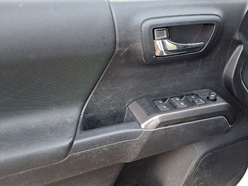 Used 2022 Toyota Tacoma TRD Sport image 11