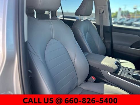 Used 2020 Toyota Highlander XLE AWD/4WD image 5