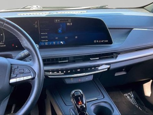 Used 2025 Cadillac XT4 Premium Luxury image 9