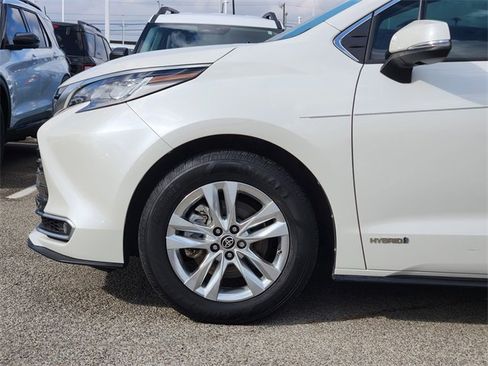 Used 2021 Toyota Sienna Limited image 9
