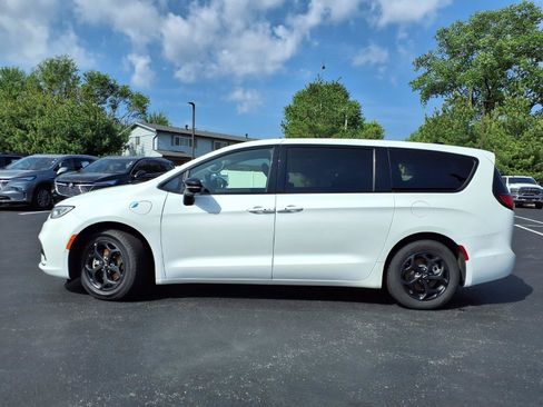 Used 2024 Chrysler Pacifica Limited FWD image 25
