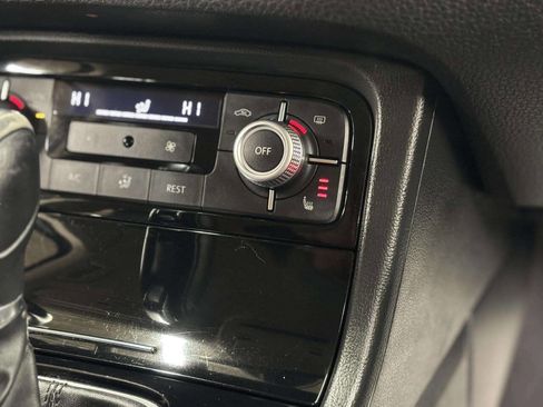 Used 2016 Volkswagen Touareg VR6 image 30