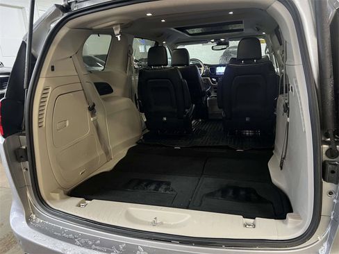 Used 2017 Chrysler Pacifica Limited w/ Advanced Safetytec Group image 10