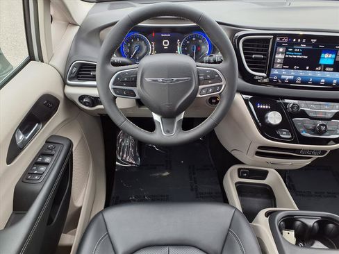 Used 2024 Chrysler Pacifica Touring-L image 3