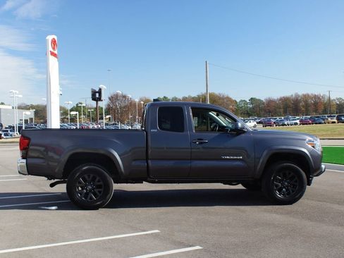 Used 2022 Toyota Tacoma SR5 w/ SR5 Appearance Package (SM) image 18