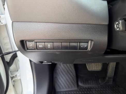 Used 2021 Toyota Venza LE AWD/4WD image 23