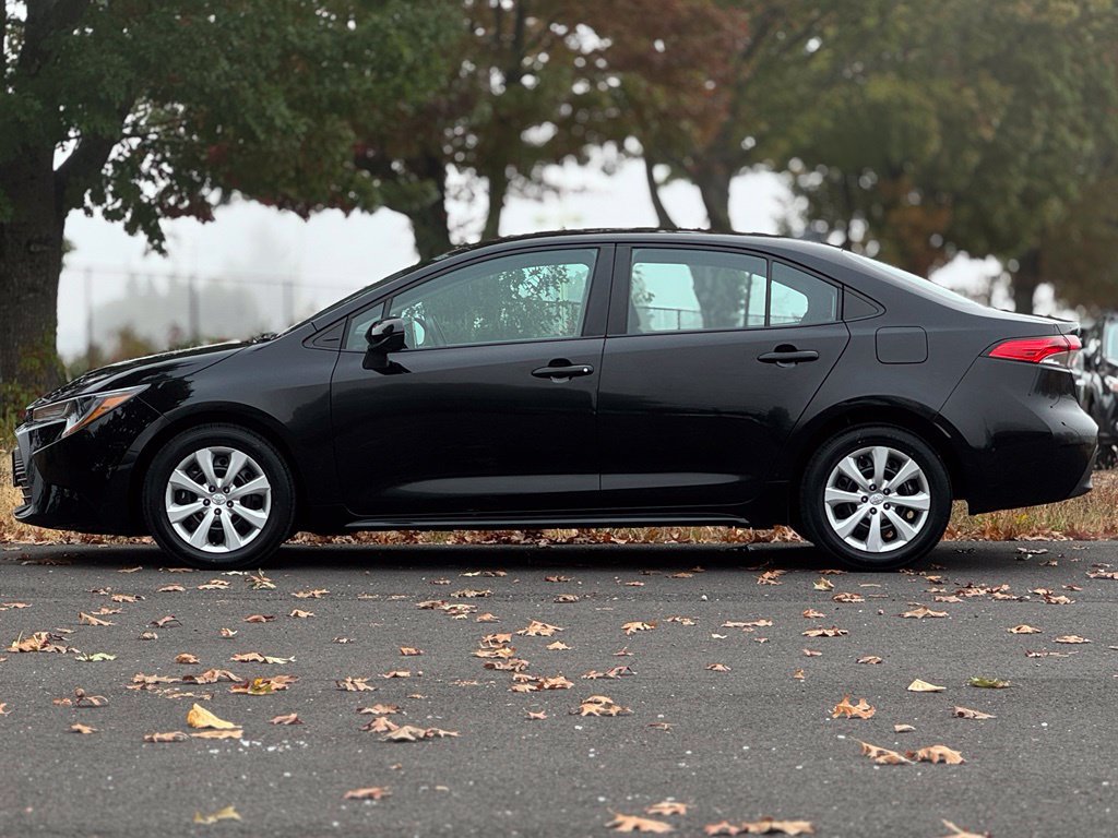 Used 2025 Toyota Corolla LE FWD image 4