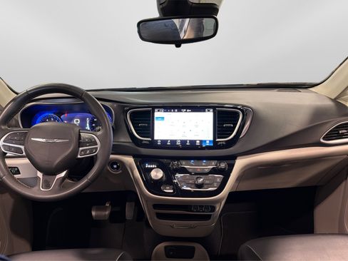 Used 2023 Chrysler Pacifica Touring-L FWD image 22