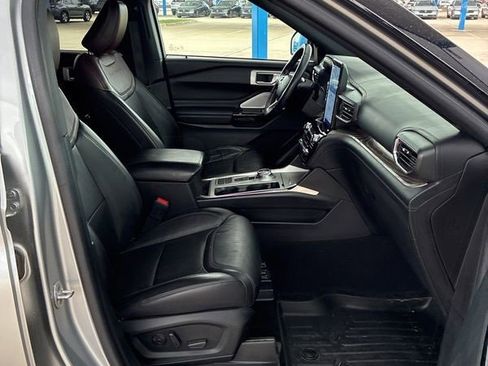 Used 2022 Ford Explorer Platinum w/ Equipment Group 601A image 12