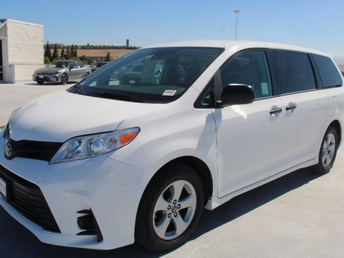 Used 2020 Toyota Sienna L FWD image 6