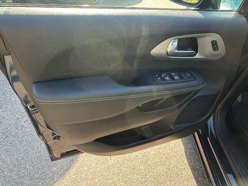 Used 2024 Chrysler Pacifica Premium FWD image 13