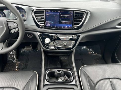 Used 2025 Chrysler Pacifica Limited FWD image 20