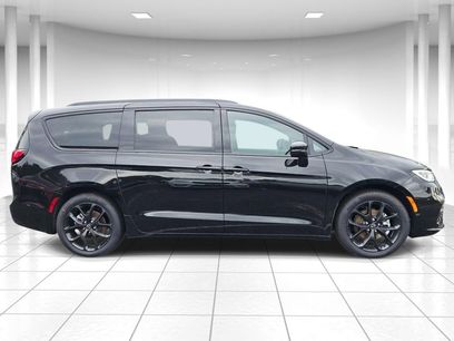 New 2026 Chrysler Pacifica Select w/ S Appearance Package