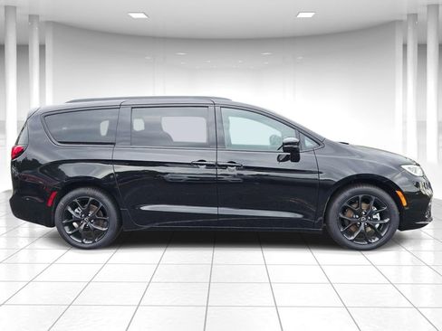 New 2026 Chrysler Pacifica Select w/ S Appearance Package FWD image 2
