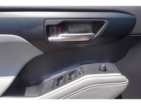 Used 2023 Toyota Highlander XLE FWD image 12