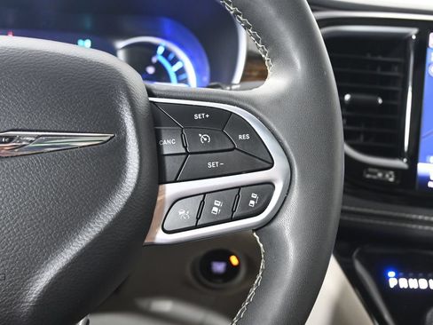 Used 2023 Chrysler Pacifica Limited FWD image 40