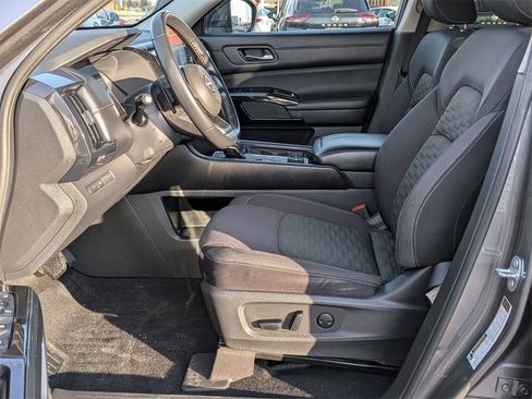 Used 2022 Nissan Pathfinder SV image 11