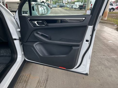 Used 2024 Porsche Macan image 24