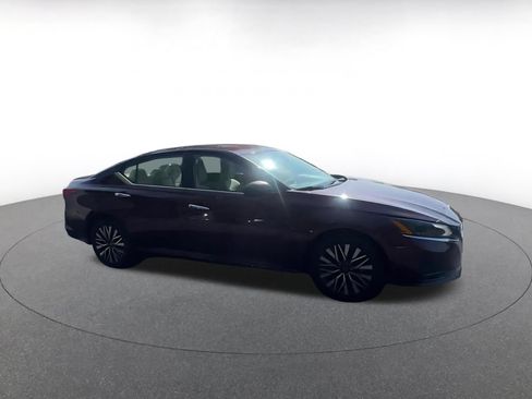 Used 2025 Nissan Altima 2.5 SV FWD image 2