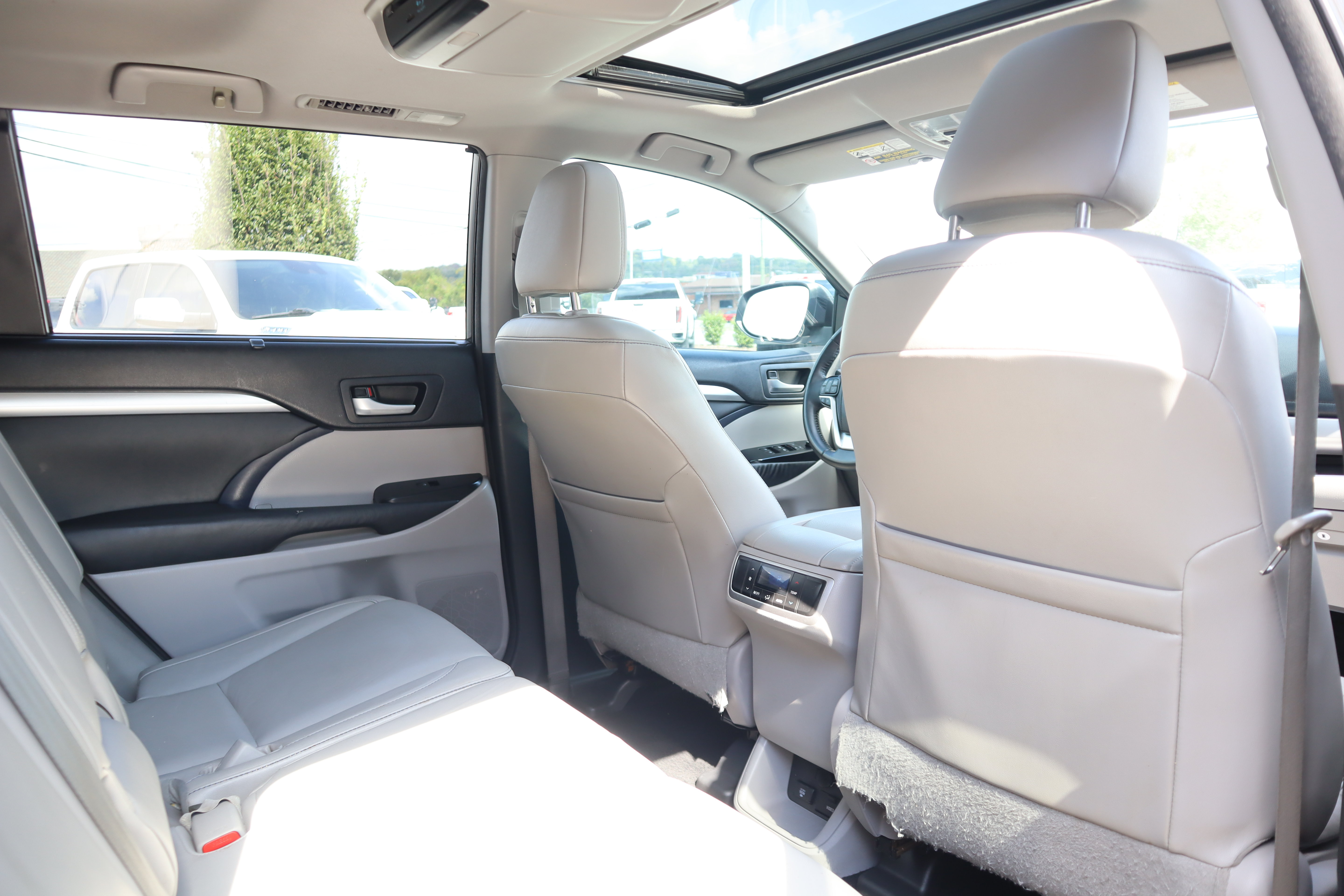 Used 2015 Toyota Highlander XLE FWD image 30