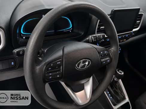 Used 2023 Hyundai Venue SE FWD image 9