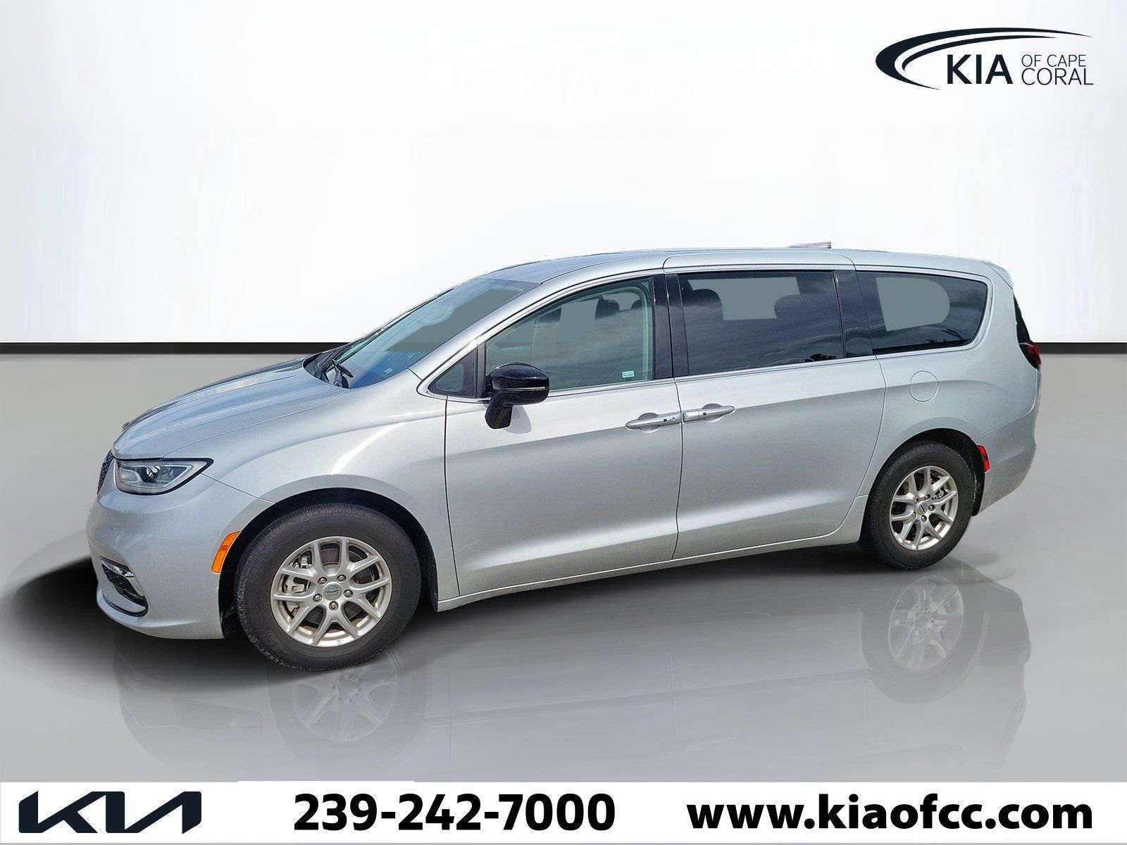 Used 2024 Chrysler Pacifica Touring-L FWD image 4