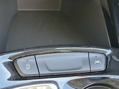 Used 2025 Chevrolet Trax LT w/ LT Convenience Package FWD image 28