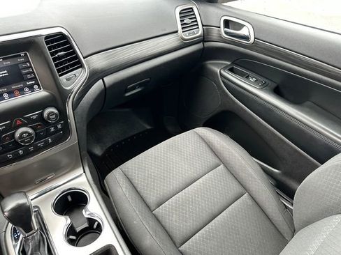 Used 2019 Jeep Grand Cherokee Laredo AWD/4WD image 22