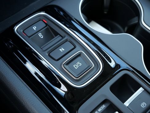 Certified 2025 Honda Pilot Touring image 30