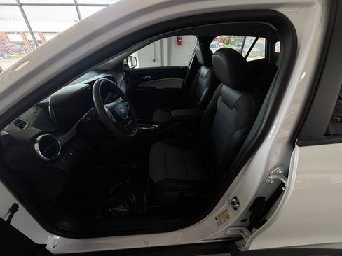Used 2025 Chevrolet Trax LT image 27