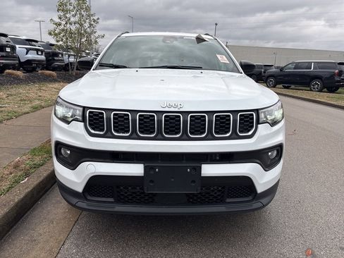 Used 2024 Jeep Compass Latitude image 2