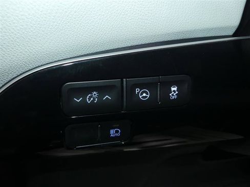 Used 2022 Toyota Prius LE image 29