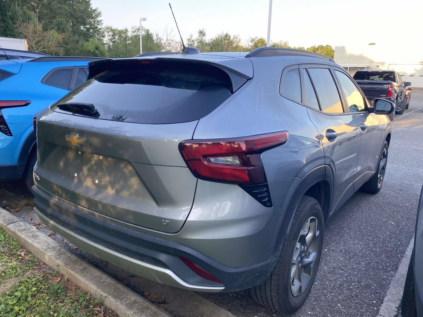 Used 2025 Chevrolet Trax LT FWD image 6