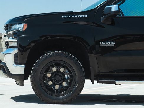 Used 2019 Chevrolet Silverado 1500 LT w/ Texas Edition image 4