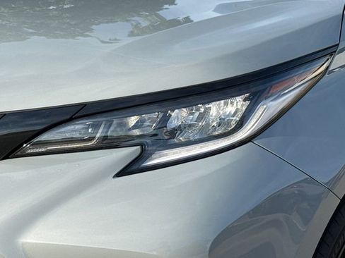 Used 2025 Toyota Sienna XSE w/ XSE Plus Package FWD image 4