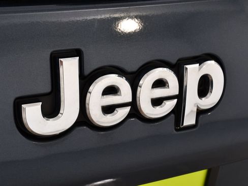 Used 2020 Jeep Cherokee Latitude Plus AWD/4WD image 23