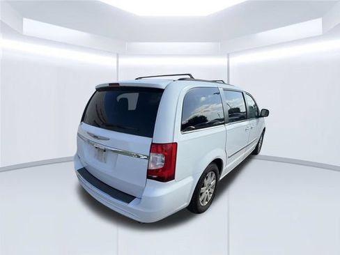 Used 2015 Chrysler Town & Country Touring FWD image 6