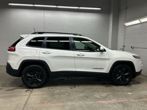 Used 2016 Jeep Cherokee Latitude w/ Cold Weather Group AWD/4WD image 3