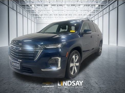 Used 2022 Chevrolet Traverse LT w/ LT Premium Package image 2